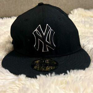 New York Yankees classic baseball hat size is 7 1/8